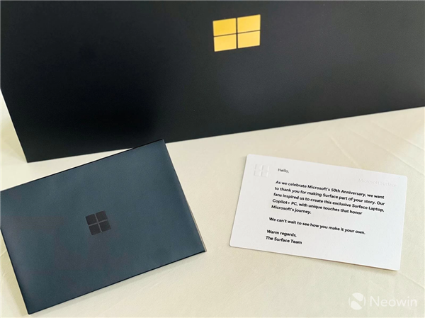 微軟走過半個(gè)世紀(jì)：老外開箱Surface Laptop 50周年紀(jì)念版